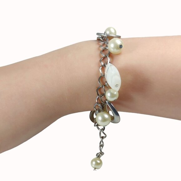 Vintage White Beaded Charm Bracelet With Faux Pearls & Metal Accents 8 Inches - Picture 1 of 5